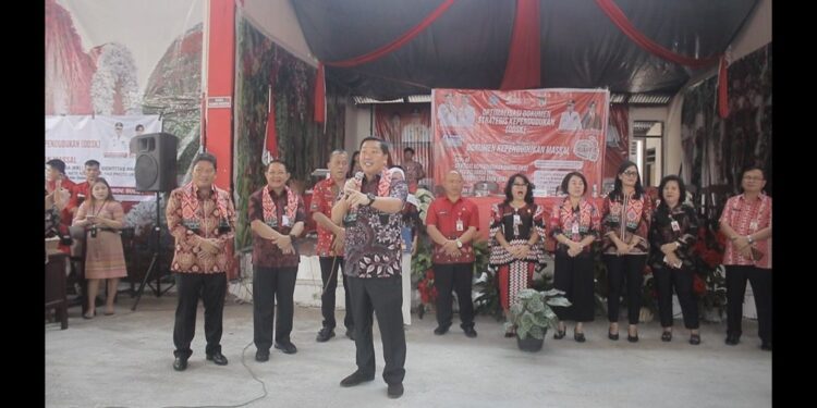 Sukseskan ODSK, Wagub Kandouw Serahkan KTP dan KIA Gratis di SMAN 3 Tondano